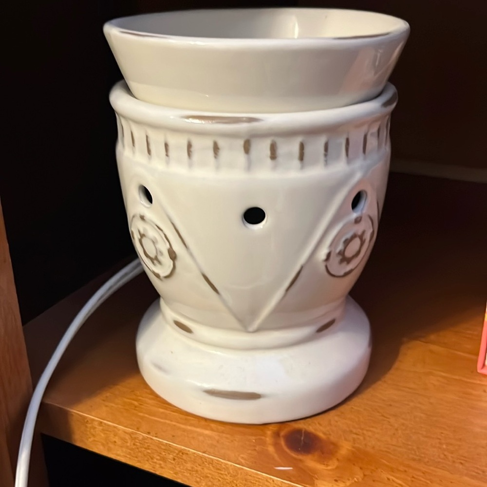 Scentsy off white warmer